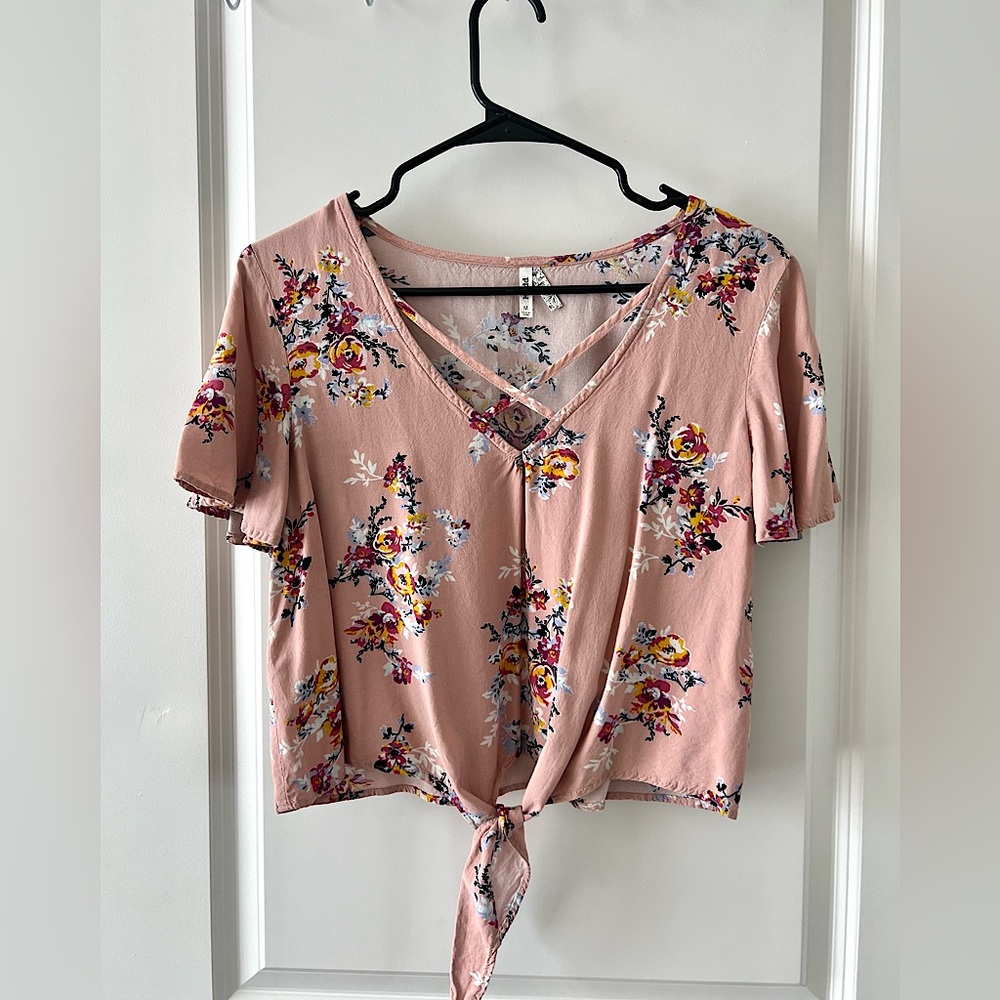 MUDD, Floral, Tie Front, Short Flutter Sleeve, Cris Cross V Neck, Crop Top, M